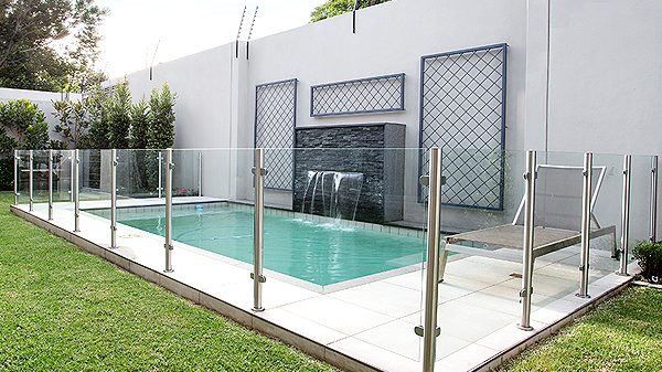 Stainless steel and glass pool surround11